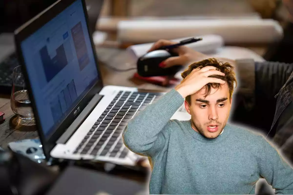 Una persona maneja un ordenador de fondo, y en primer plano, un hombre con cara de preocupación se lleva la mano a la cabeza