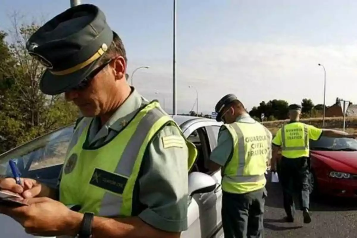 Agentes de la Guardia Civil de Tráfico realizando un control de carretera.