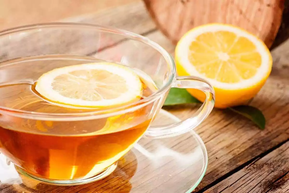 Una taza de té con una rodaja de limón